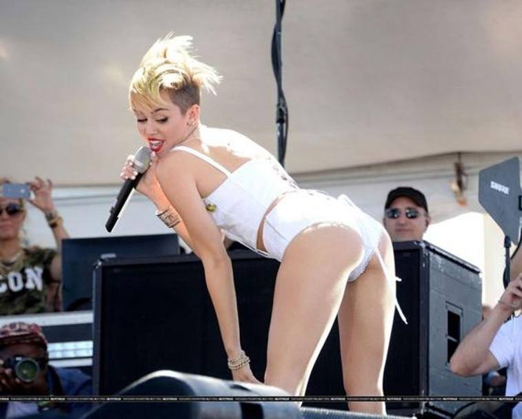 Miley si mette in mostra sul palco dell&#39;iHeart Festival